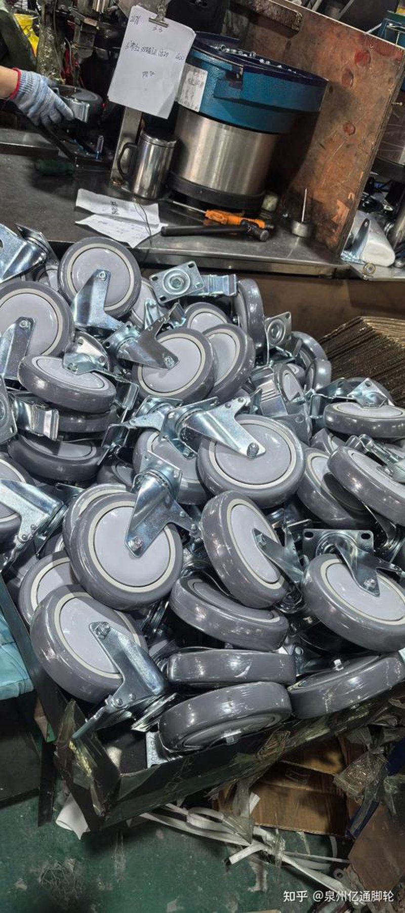 万向轮的巧妙运用：办公家具移动的得力助手